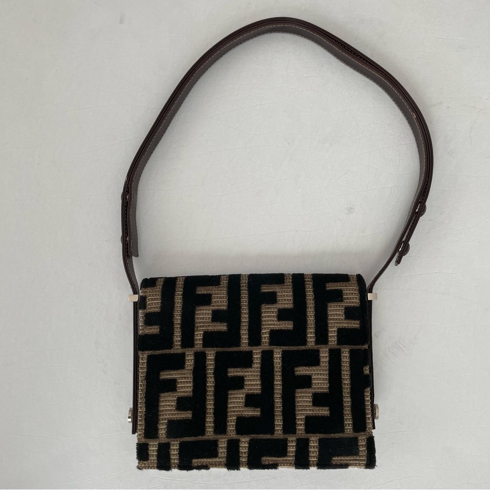FENDI monogram shoulder bag, adjustable shoulder strap - Picture 9 of 17